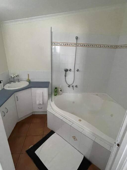 Holiday home Retreat On Murray - Pool, Playground, Huge Deck! *