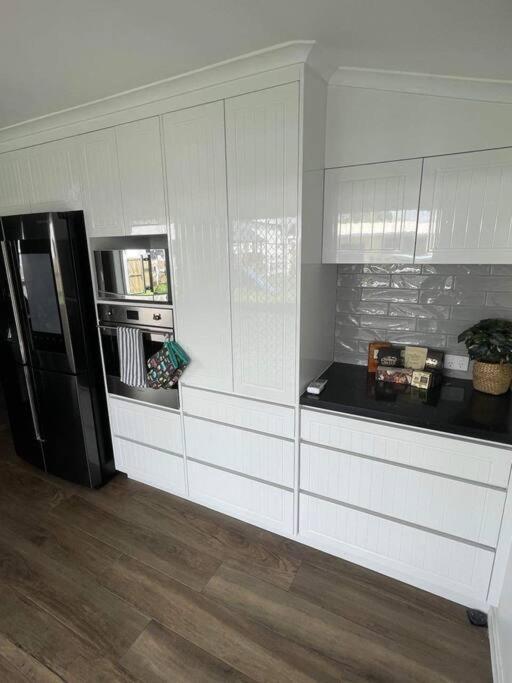 Retreat On Murray - Pool, Playground, Huge Deck! Holiday home Rockhampton